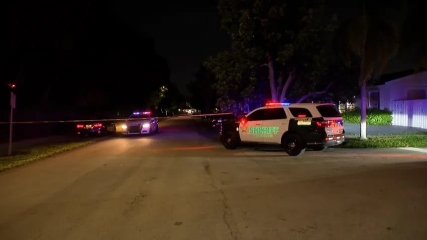 PHOTO : Police sur place au domicile de Perez Hilton, près de Miami.