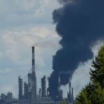 En ce moment à Oufa, une raffinerie de pétrole locale est en feu après une attaque de drones ukrainiens à…