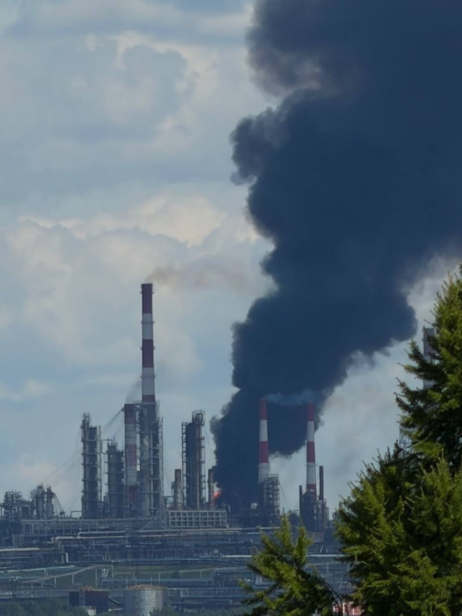 En ce moment à Oufa, une raffinerie de pétrole locale est en feu après une attaque de drones ukrainiens à…