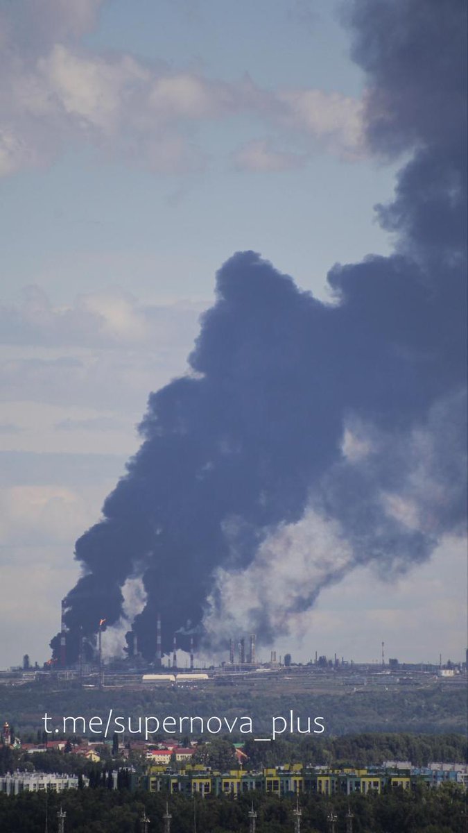 Images de l’incendie de la raffinerie d’Oufa suite à l’attaque de drones ukrainiens.