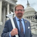 Le représentant américain Chuck Edwards (R-NC) a abandonné sa candidature à la réélection en raison…