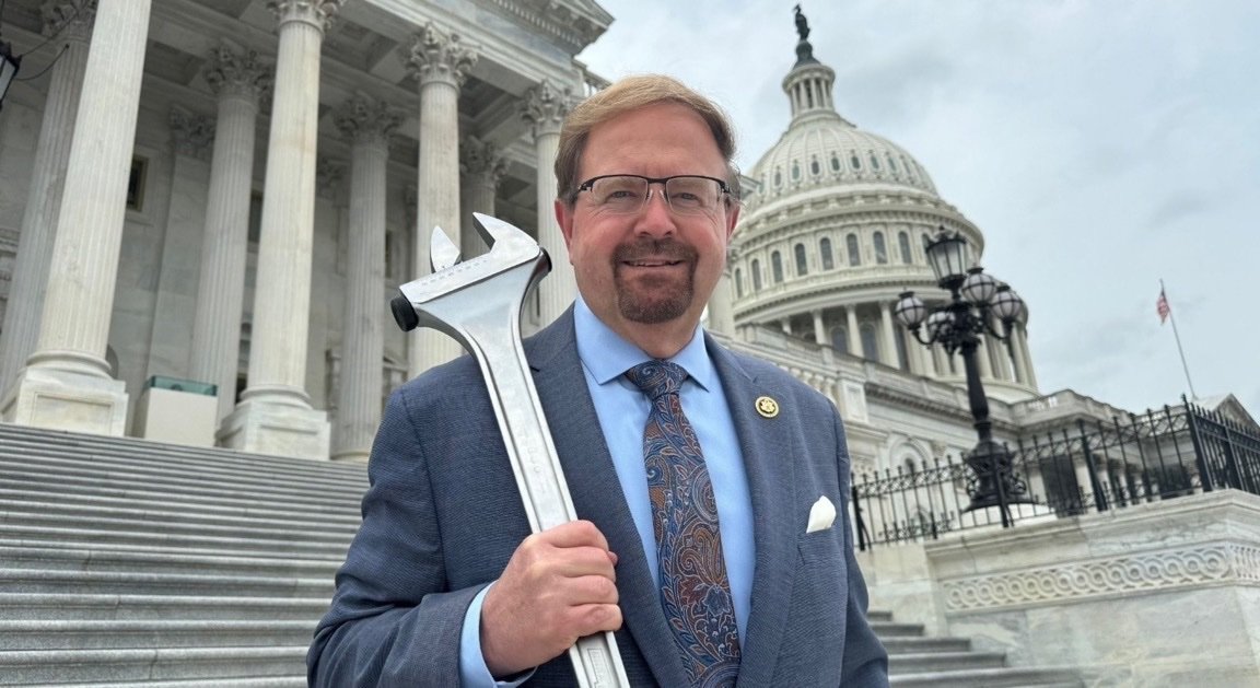 Le représentant américain Chuck Edwards (R-NC) a abandonné sa candidature à la réélection en raison…