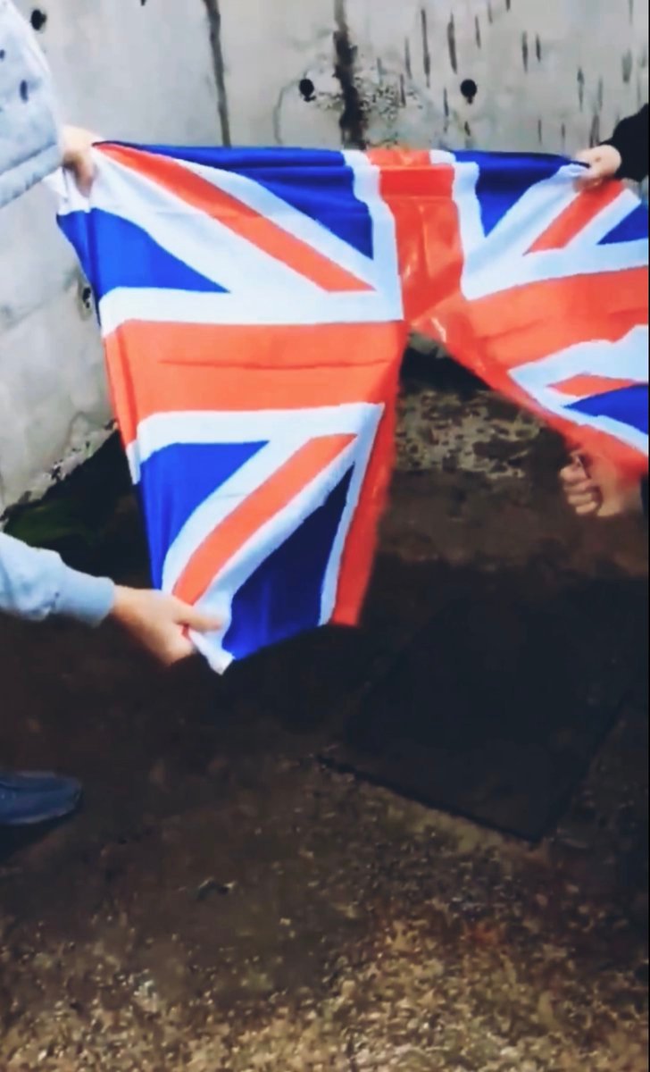 Une vidéo de migrants brûlant un drapeau britannique, l'un d'entre eux criant : "C'est notre pays maintenant !