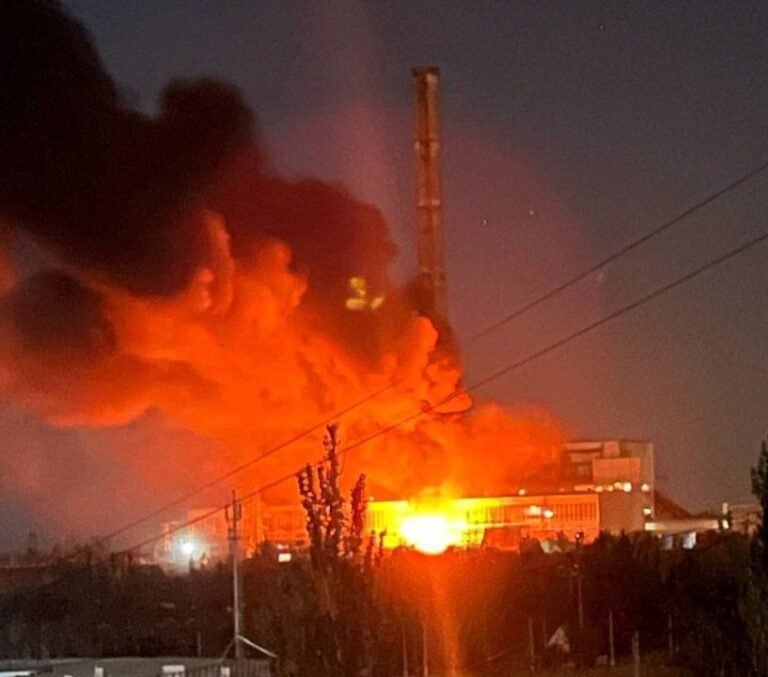 Des drones d'attaque ukrainiens ont frappé ce soir la centrale électrique de Zuivska, occupée par les…