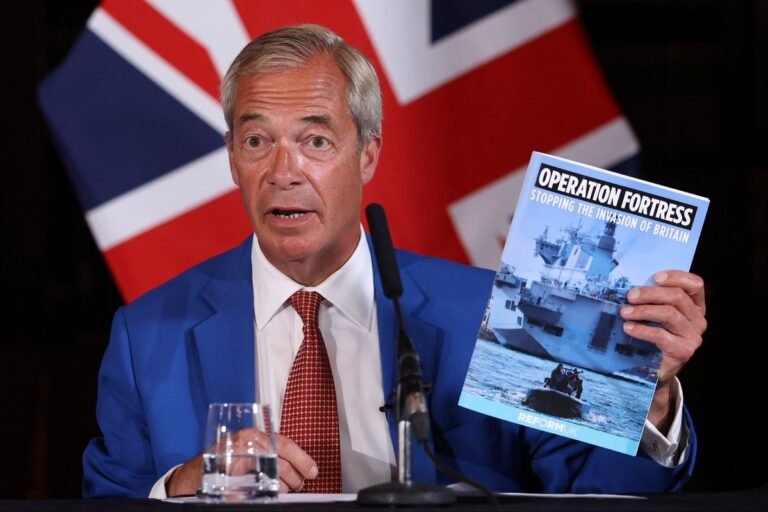 Nigel Farage dévoile « l'Opération Fortress », un plan militaire visant à empêcher les bateaux d'asile de…