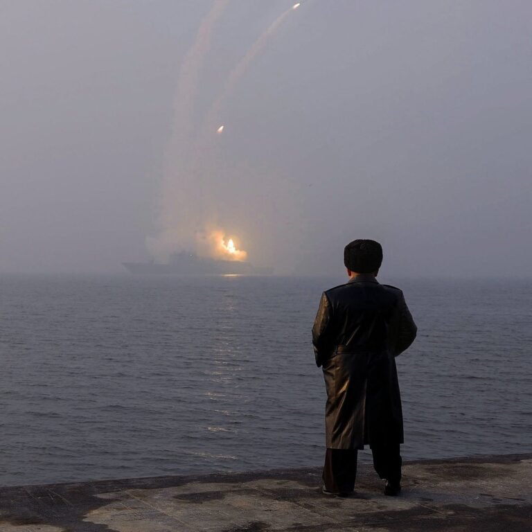 🇰🇵 La Corée du Nord vient de lancer ce qui est présumé être un missile balistique vers la mer du Japon,…