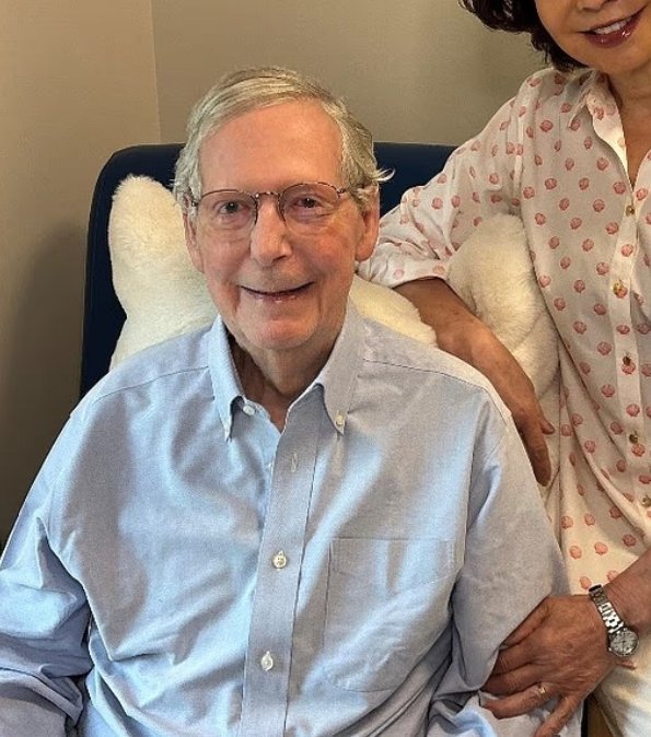 Mitch McConnell, 84 ans, est sorti d'un centre de réadaptation pour poursuivre sa convalescence à la…