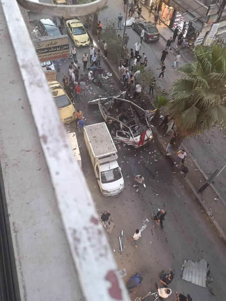 Les médias syriens rapportent qu'un engin explosif a été placé dans un minibus de service à Jaramana, une…