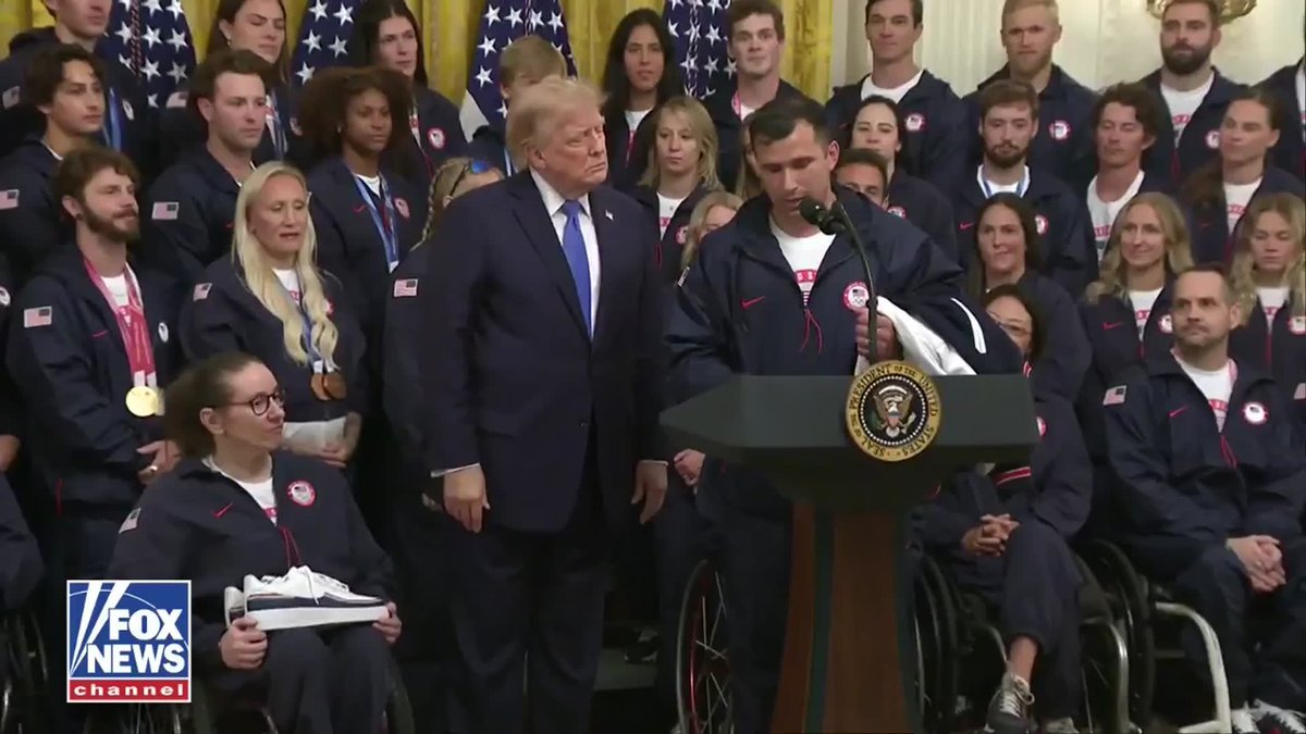 Les porte-drapeaux olympiques et paralympiques de l'équipe américaine ont présenté au président Trump une…