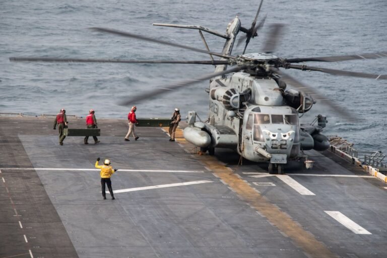 Le Commandement central des États-Unis (CENTCOM) a publié de nouvelles photos des Marines américains avec…
