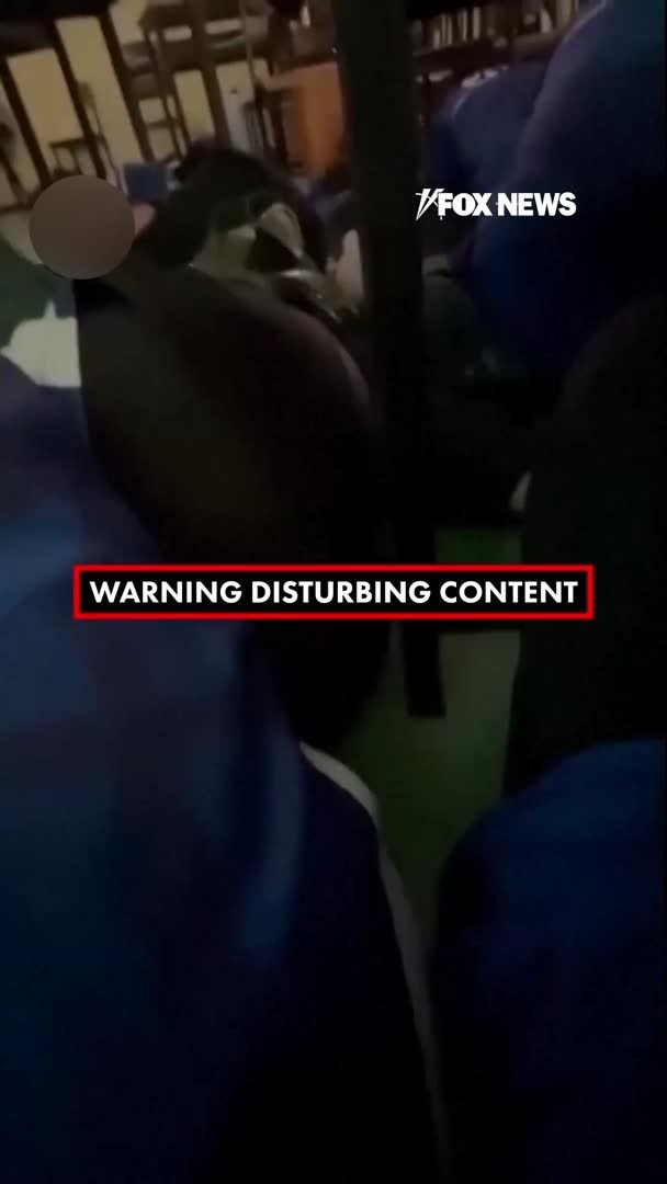 Une vidéo terrifiante montre des élèves se mettant à l’abri dans une salle de classe alors que des coups…