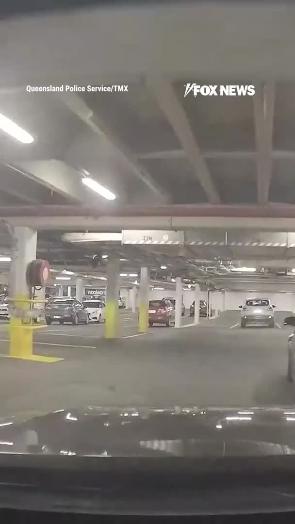 Des images saisissantes d’une dashcam montrent un policier se faufilant dans le parking d’un centre…