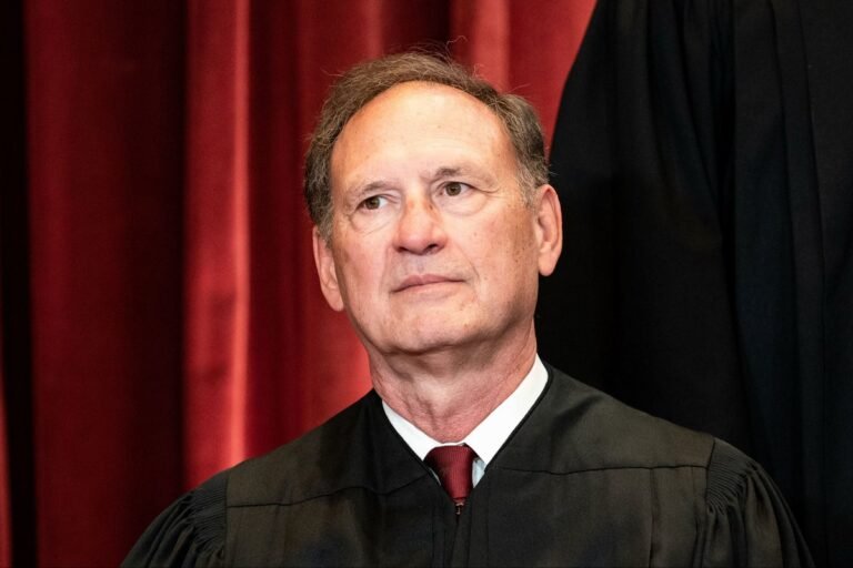🇺🇸 Le juge de la Cour suprême Samuel Alito déclare qu'il ne prendra pas sa retraite et envisage de remplir…