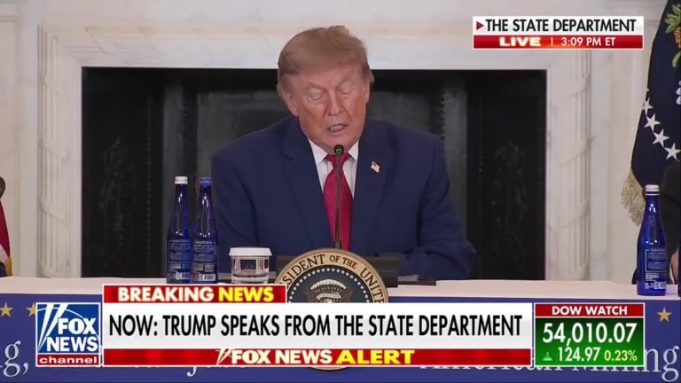 MAINTENANT : Le président Trump ouvre la table ronde sur l'industrie minière en félicitant le secrétaire…