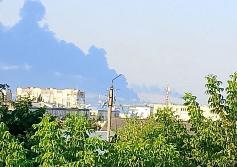La raffinerie russe de Syrzan est en feu ce matin après une frappe nocturne de drone ukrainien.