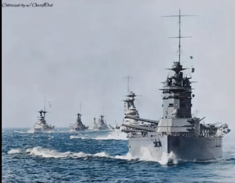 Le HMS Rodney et d'autres cuirassés britanniques lors de la Silver Jubilee Fleet Review à Spithead le 16…