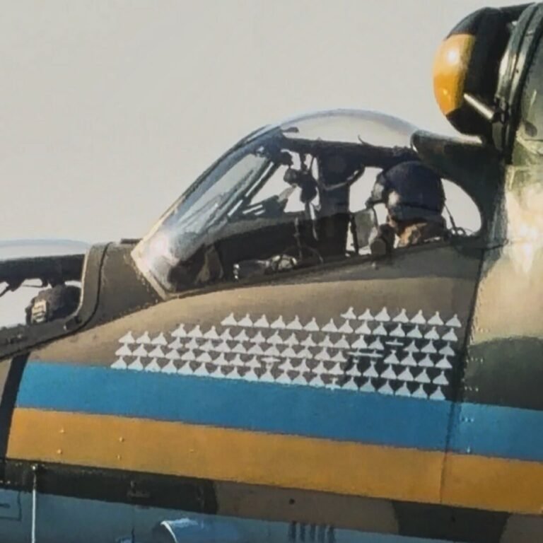 Photo récemment publiée d'un hélicoptère de combat ukrainien Mi-24 Hind arborant des marques d'abattage…