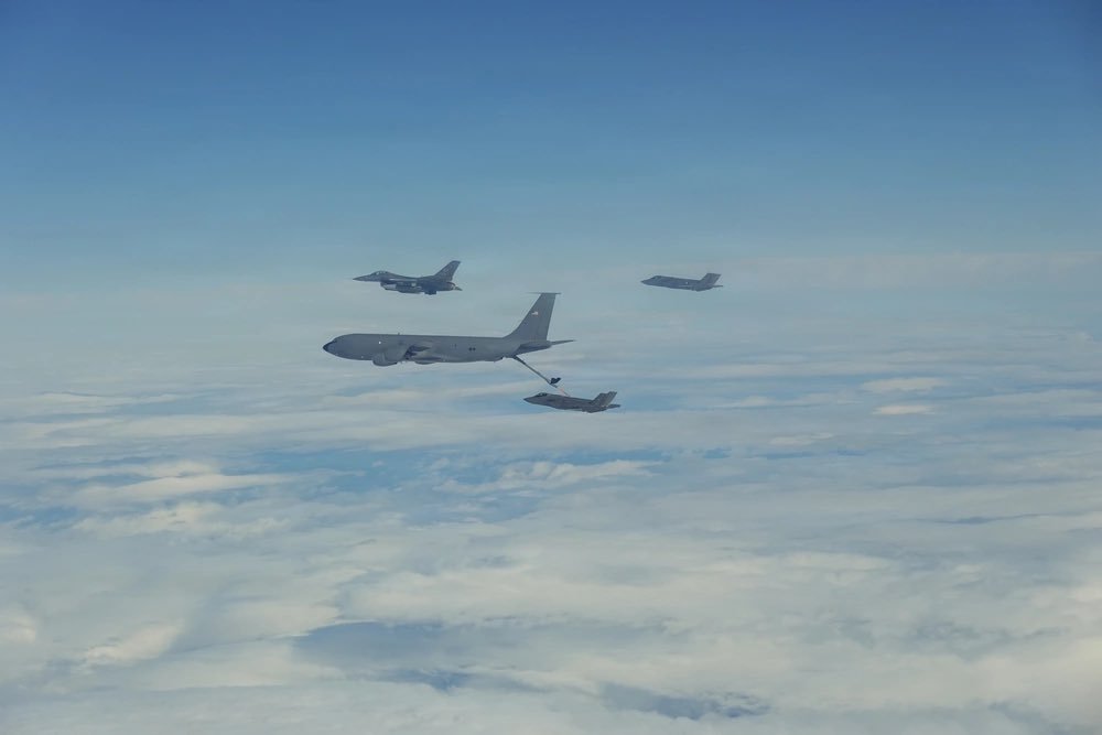 Deux F-35A Lightning ll de l'US Air Force, des F-16C Fighting Falcon et un KC-135R Stratotanker opèrent…