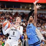 Le joueur de Chicago Sky, DiJonai Carrington, a frappé Sophie Cunningham au visage, a été expulsé, puis a…