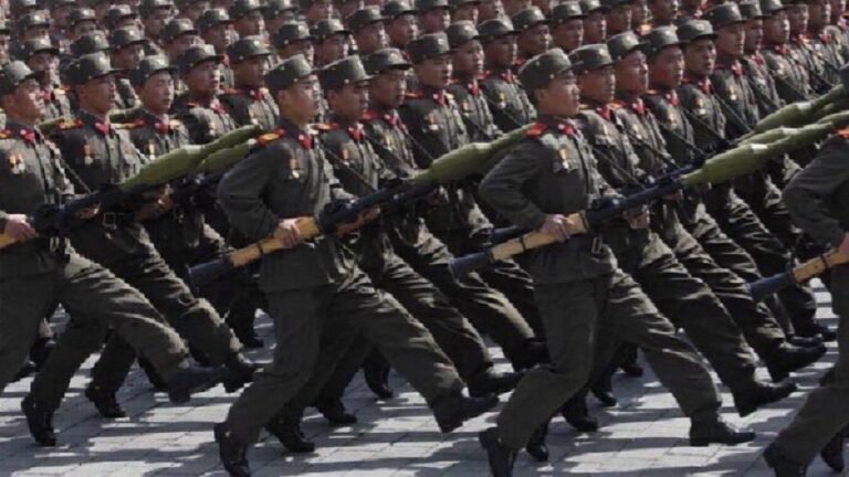 Zelensky prévient que la Corée du Nord est sur le point d'envoyer 30 000 à 50 000 soldats supplémentaires…