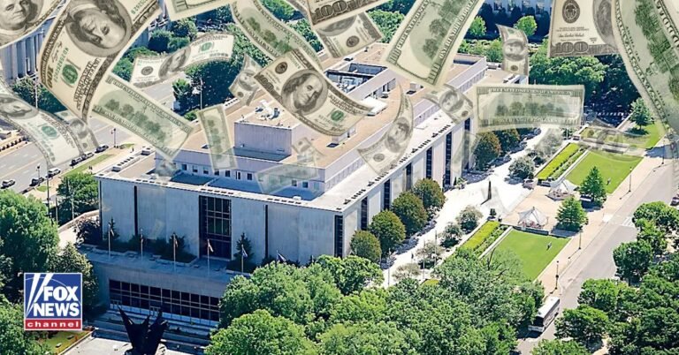 SUIVEZ L'ARGENT : Dans le budget d'un milliard de dollars du Smithsonian financé par les contribuables : •…
