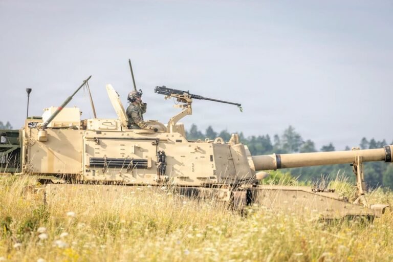 Les obusiers automoteurs M109A7 « Paladin » de 155 mm de l'armée américaine affectés au 2e Bataillon, 3e…