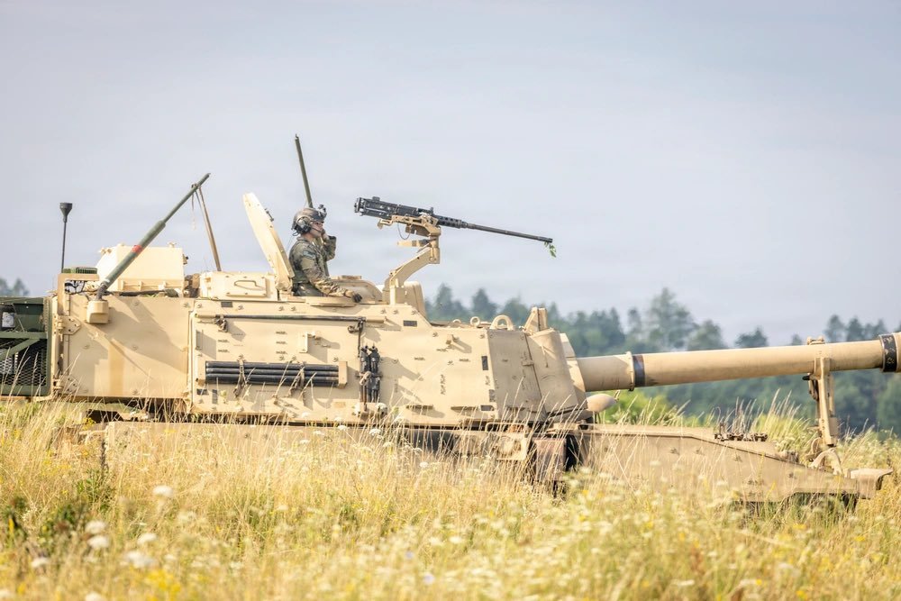 Les obusiers automoteurs M109A7 « Paladin » de 155 mm de l'armée américaine affectés au 2e Bataillon, 3e…
