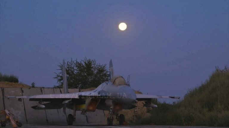 Le Su-27 Flanker de l'armée de l'air ukrainienne stationné sur une base aérienne avancée, prêt à partir…
