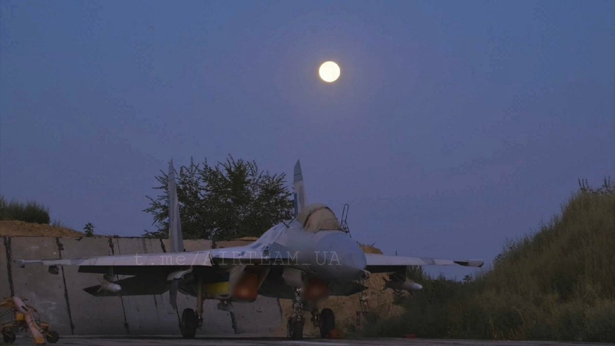 Le Su-27 Flanker de l'armée de l'air ukrainienne stationné sur une base aérienne avancée, prêt à partir…