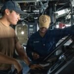 Commandement central des États-Unis (CENTCOM) : « Des marins américains montent la garde sur le pont de…