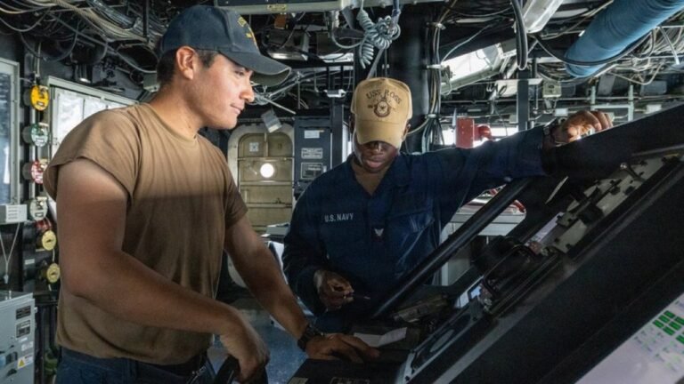 Commandement central des États-Unis (CENTCOM) : « Des marins américains montent la garde sur le pont de…