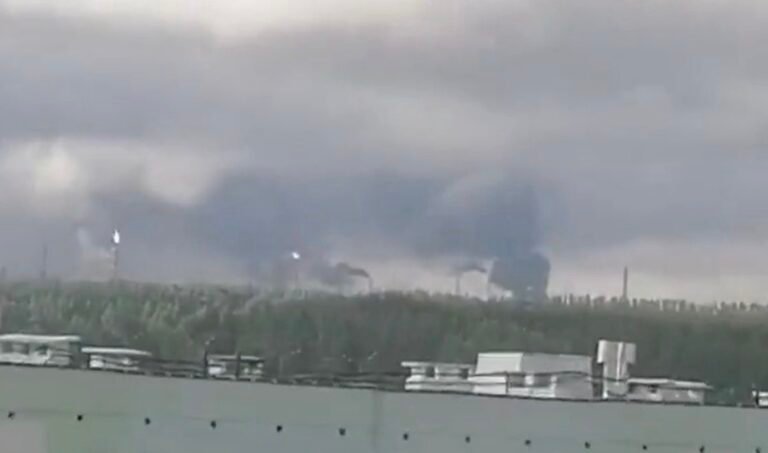 Des drones d'attaque ukrainiens ont frappé ce matin une raffinerie de pétrole russe dans la ville de…