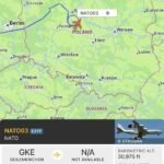 NATO03, un avion aéroporté de détection lointaine et de contrôle (AWACS) E-3A « Sentry » de l'OTAN, opère…