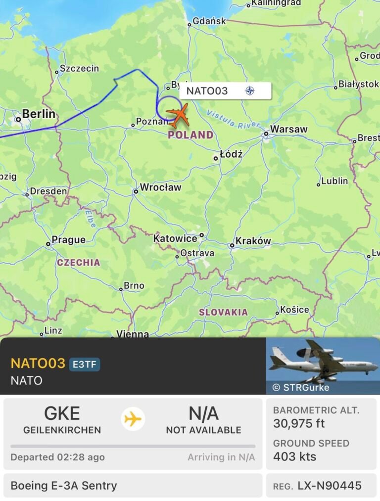 NATO03, un avion aéroporté de détection lointaine et de contrôle (AWACS) E-3A « Sentry » de l'OTAN, opère…