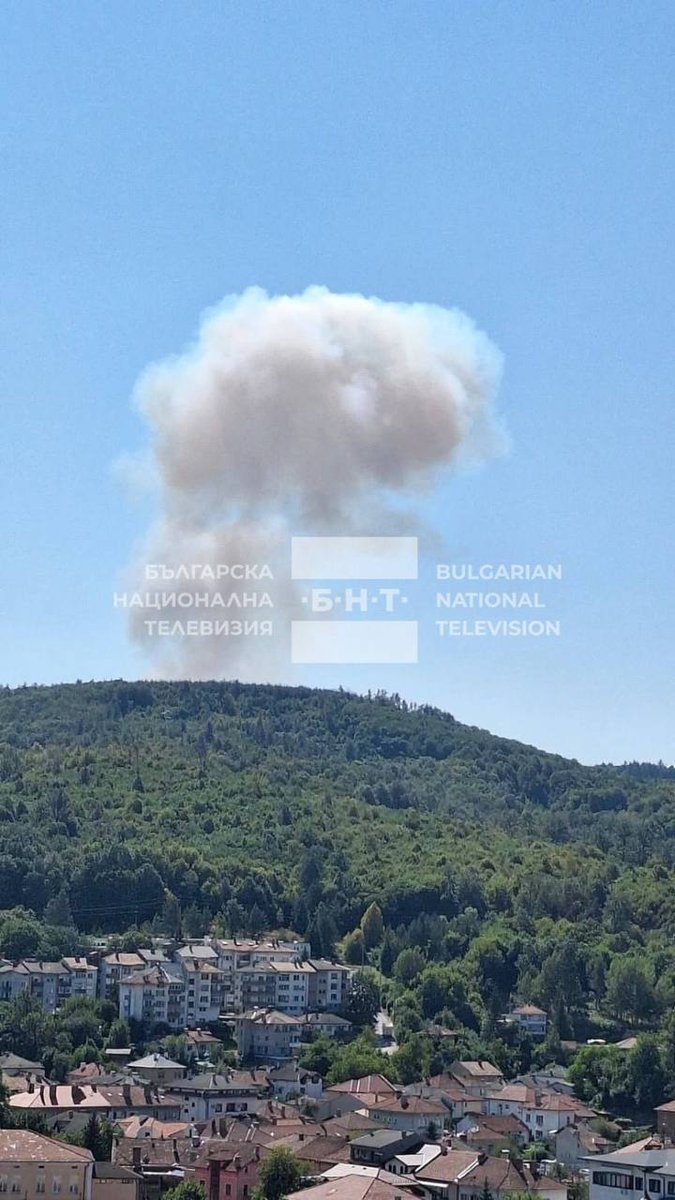 🇧🇬 Une puissante explosion suivie d'un incendie a détruit un entrepôt de munitions à l'usine militaire…