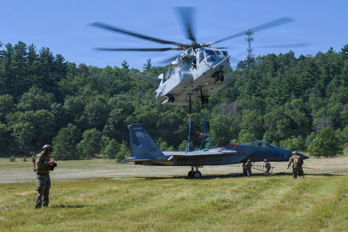 Un Sikorsky CH-53K "King Stallion" s'est entraîné à extraire et à transporter un avion de combat F-15.