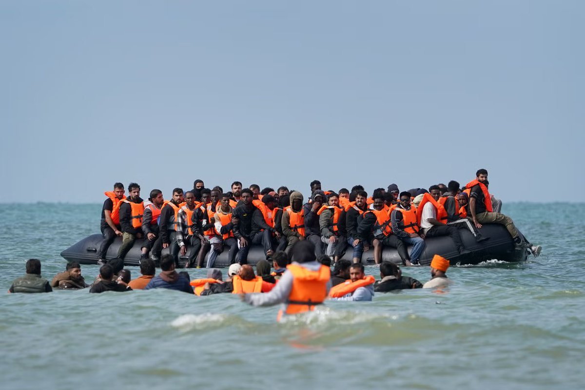 🇫🇷 Un nombre record de 230 migrants sont arrivés à Douvres, au Royaume-Uni, après avoir traversé la Manche…