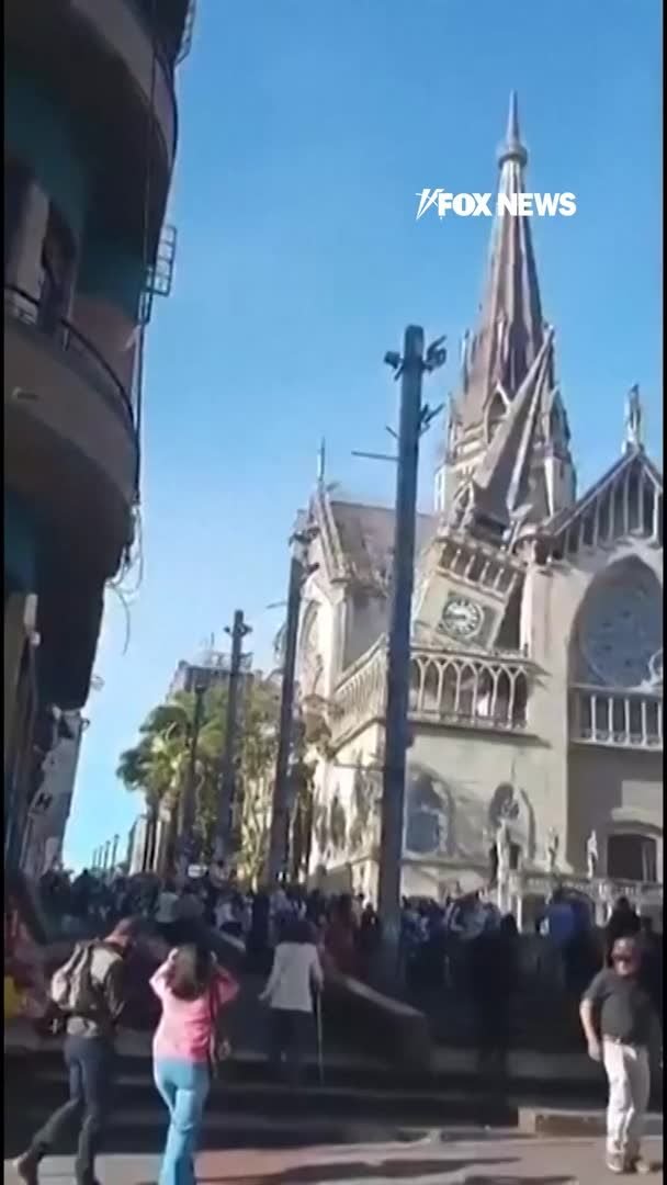 Une partie de la cathédrale historique de Manizales, en Colombie, s'effondre lorsqu'un puissant séisme de…