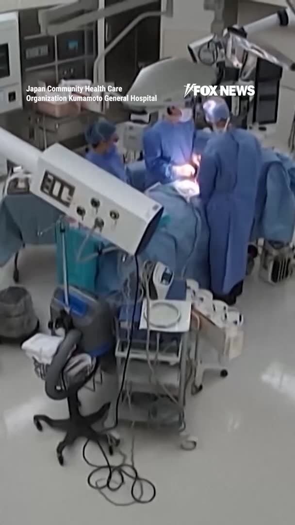 Des chirurgiens s'accrochent à un patient pendant une opération chirurgicale alors qu'un puissant séisme…