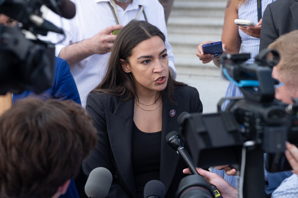 Avec les spéculations sur 2028 qui la suivent, AOC écarte certaines de ses positions les plus…