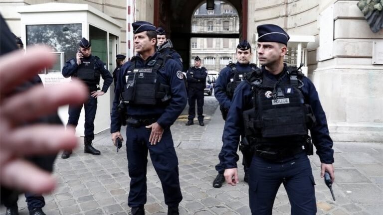 2 policiers tendus dans une embuscade et poignardés à Toulouse, France.