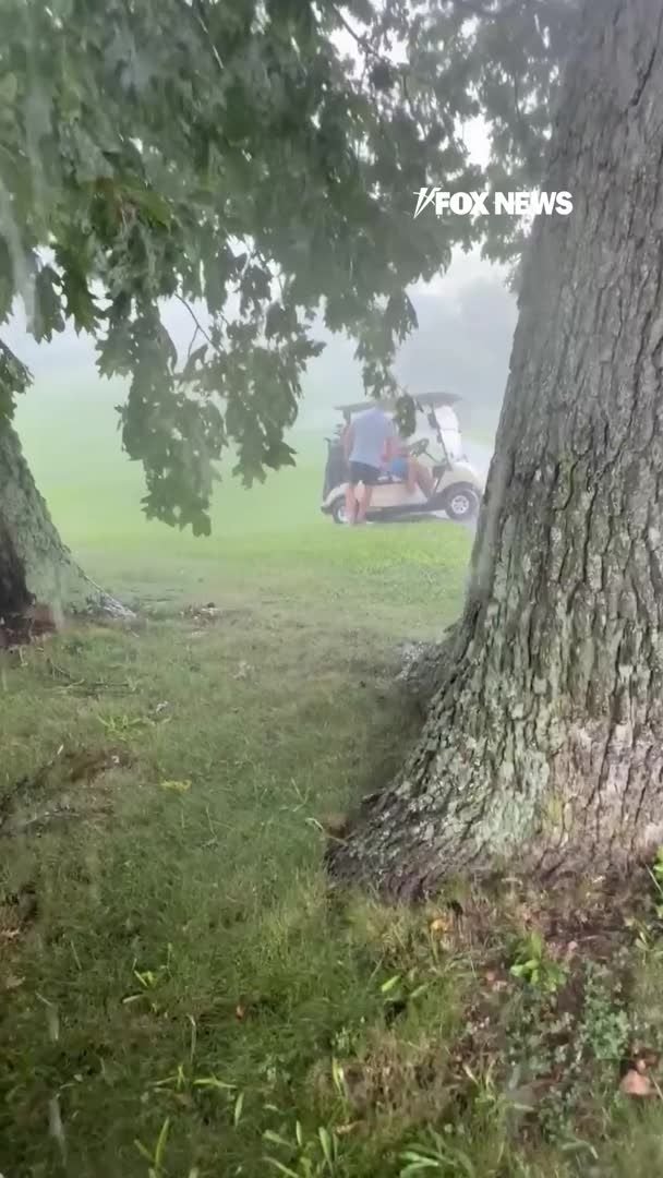 "Extrêmement terrifiant et douloureux." Un golfeur de Cincinnati capture le moment où la foudre le frappe…