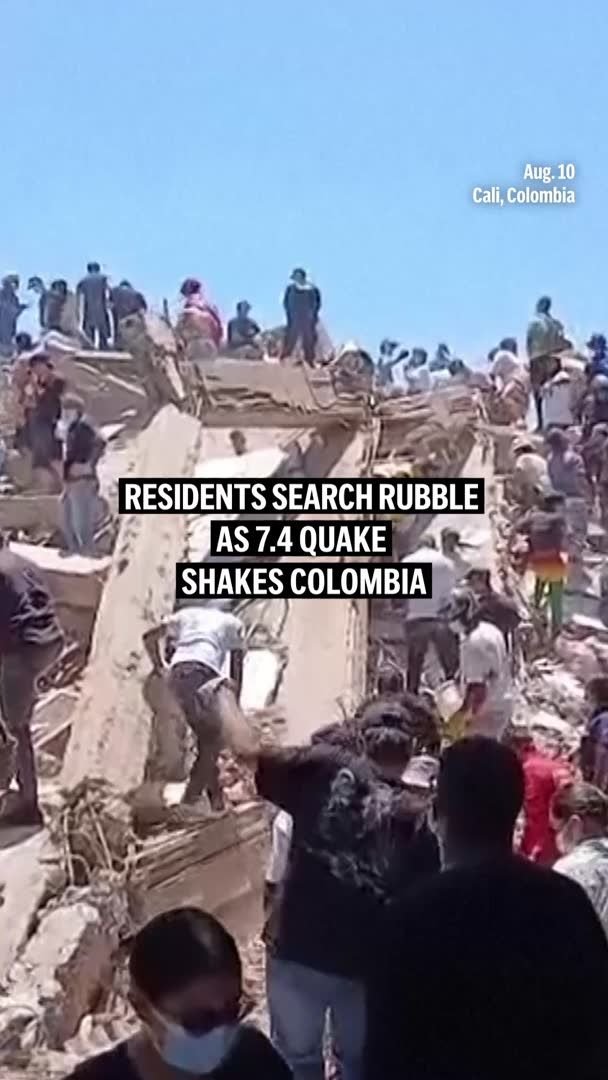 Les habitants de Cali ont fouillé les décombres lundi après qu'un puissant séisme de magnitude 7,4 a…