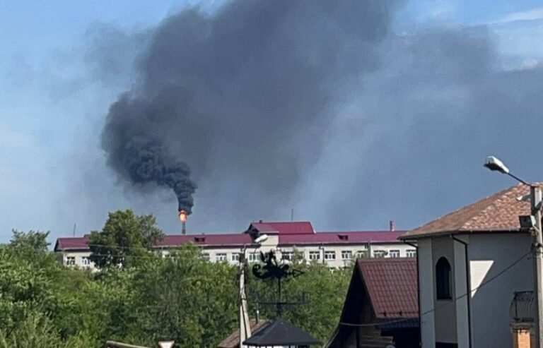 La raffinerie de pétrole russe de Komsomolsk, dans le kraï de Khabarovsk, aurait pris feu ce matin.