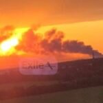 Lever de soleil sur un centre de distribution russe de Wildberries en feu après une frappe nocturne de…