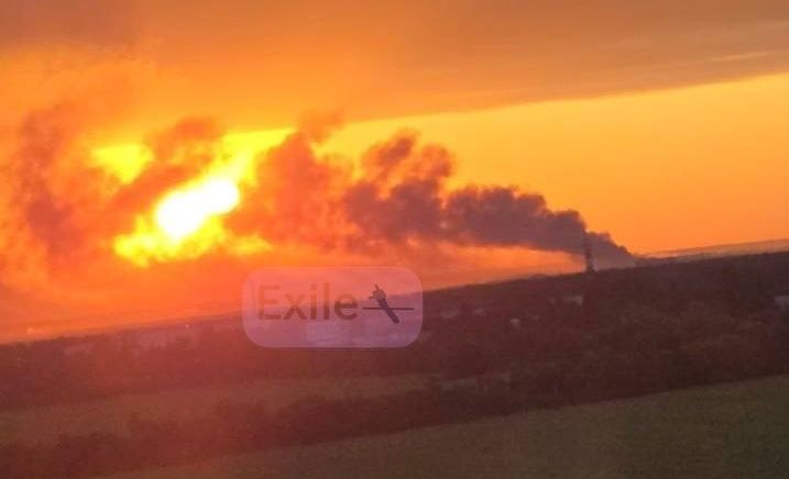 Lever de soleil sur un centre de distribution russe de Wildberries en feu après une frappe nocturne de…