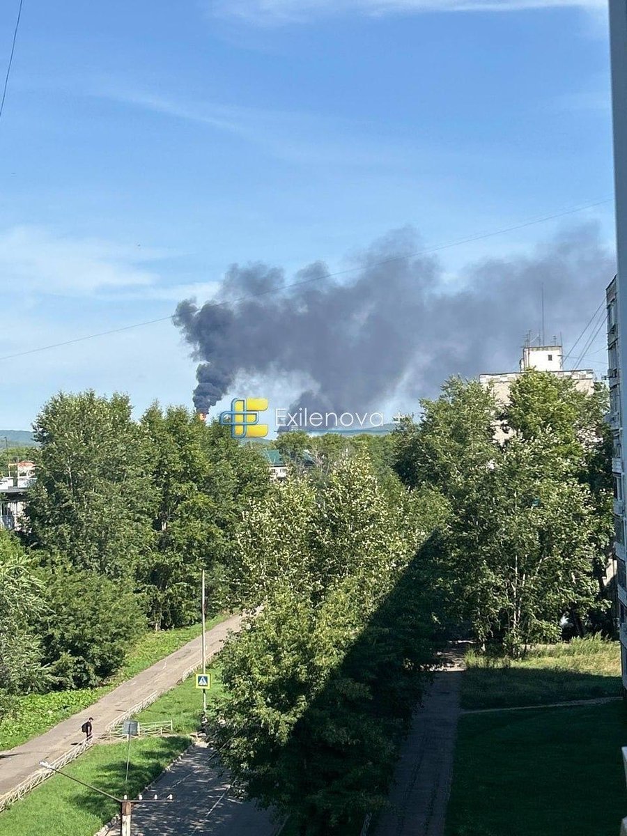 Un incendie brûle à la raffinerie de pétrole russe de Komsomolsk-sur-Amour.
