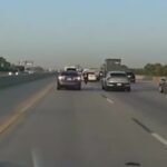 Un motocycliste franchissant illégalement la voie sur la I-76 à Denver a percuté l'arrière d'une berline…