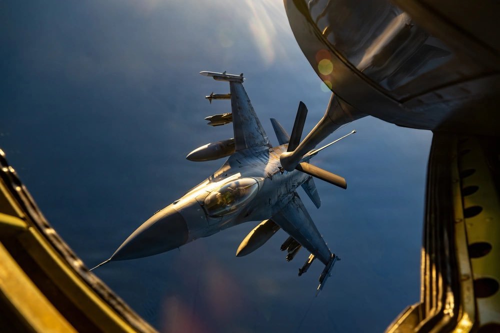 Un F-16CG Fighting Falcon de l'US Air Force affecté à la 31e Escadre de chasse de la base aérienne…