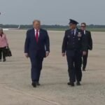 Le président Trump monte à bord d'Air Force One alors qu'il se rend à Genève, dans l'Ohio, pour les…